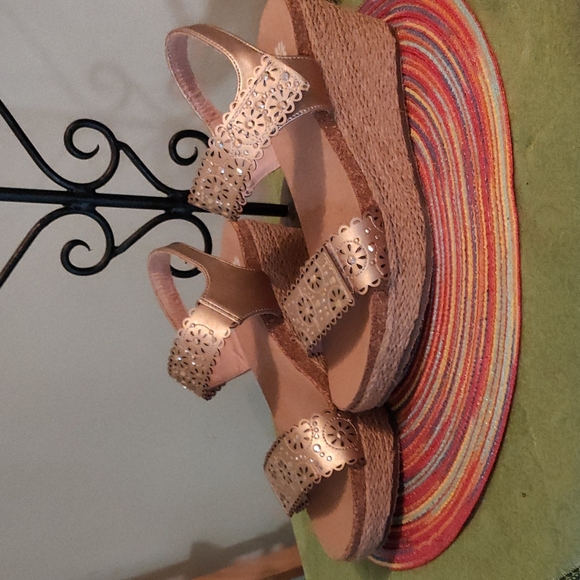 Sz 8 metallic wedge sandal. NWOT - Picture 1 of 5
